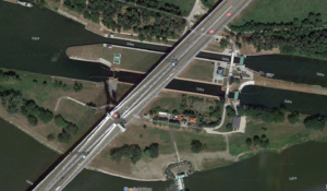 Śluza Rędzin 1 Śluza Rędzin znajduje się we Wrocławiu, na rzece Odrze. Jest to ważny element infrastruktury wodnej miasta, mający kluczowe znaczenie dla lokalnej żeglugi oraz regulacji poziomu wody.