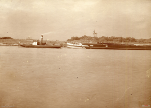1926 , Widok z Kozanowa w kierunku Szańca Szwedzkiego i Wieży Cesarza Wilhelma. Widoczna jest na zdjęciu również dawna przystań parowców na prawym brzegu Odry.