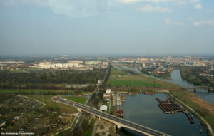 20 kwietnia 2006 , Zimowisko barek, ulica Osobowicka i fragment mostu Milenijnego.